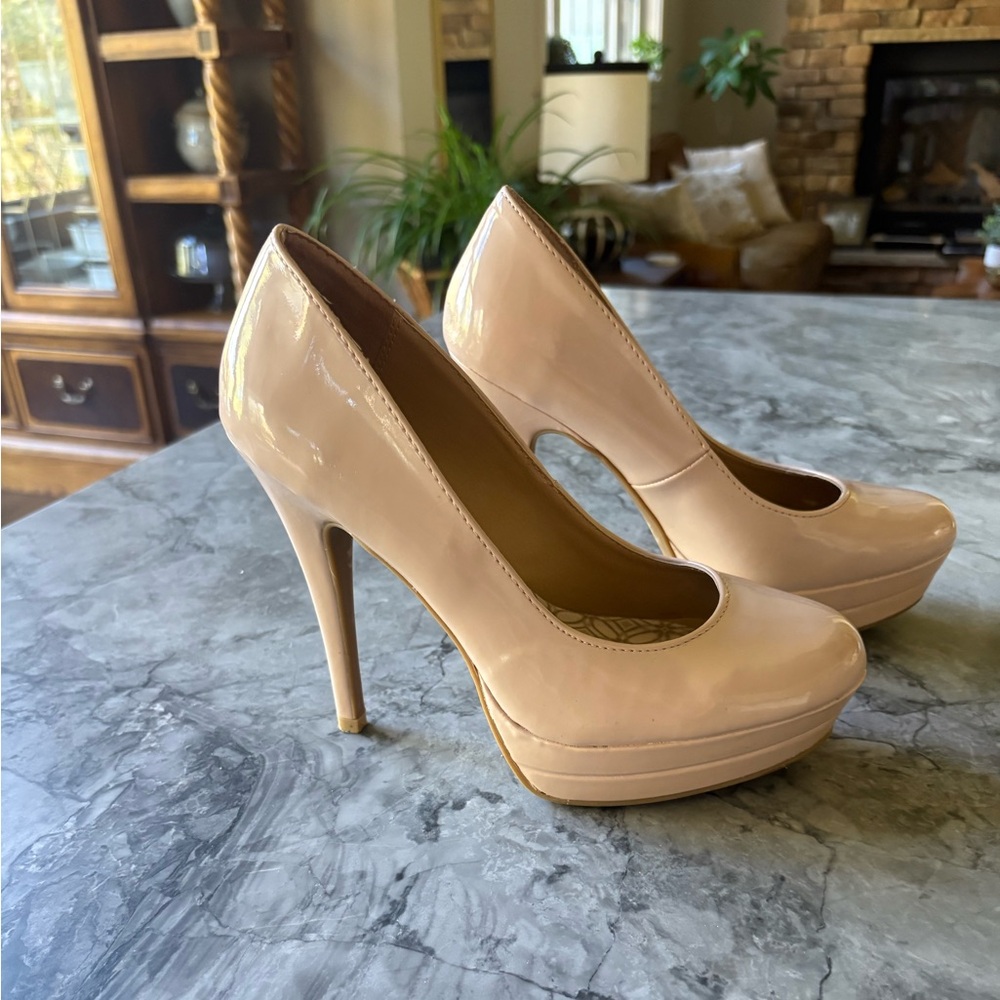Chic nude platform Patent leather heels